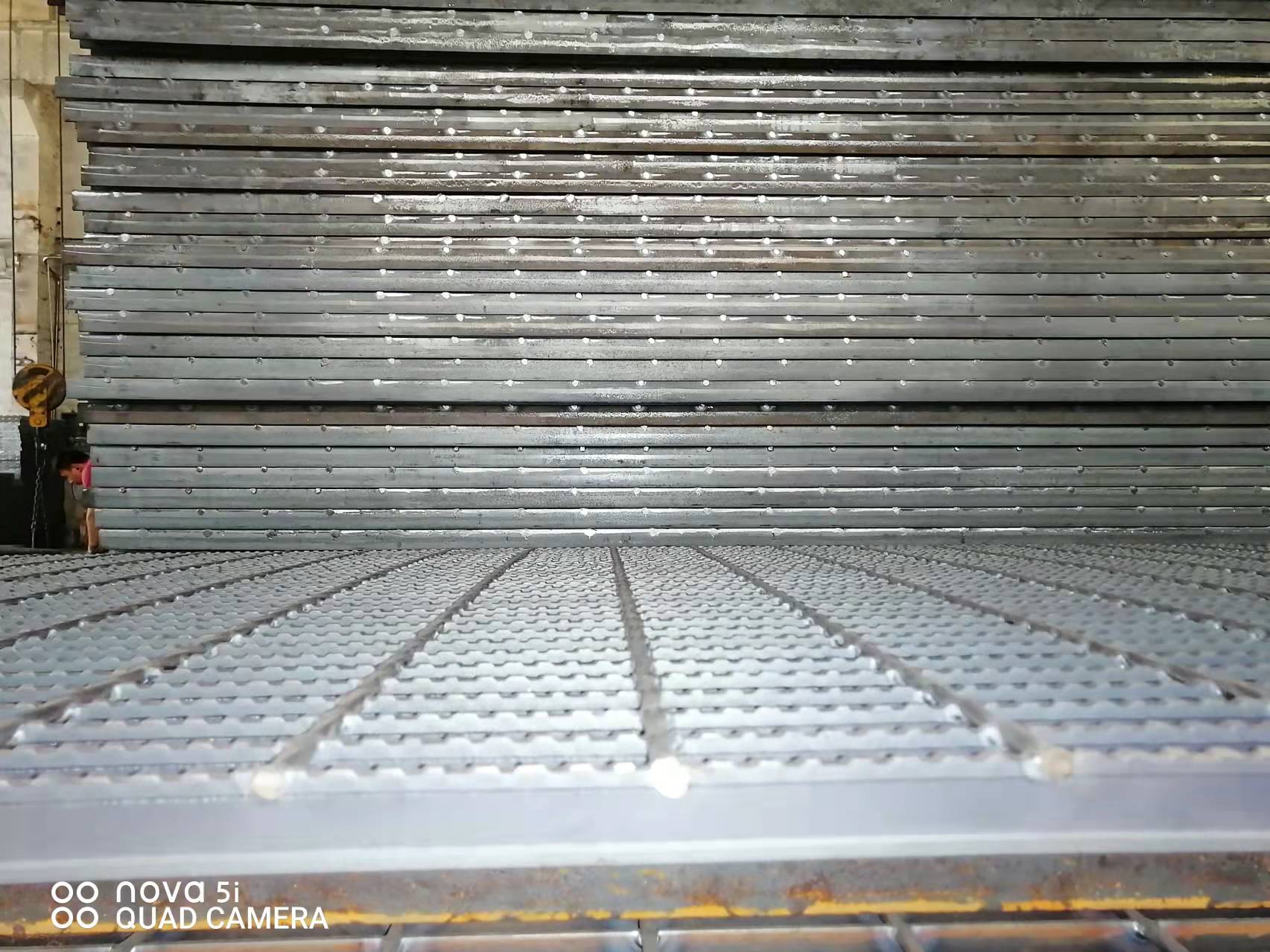 Serrated steel grating